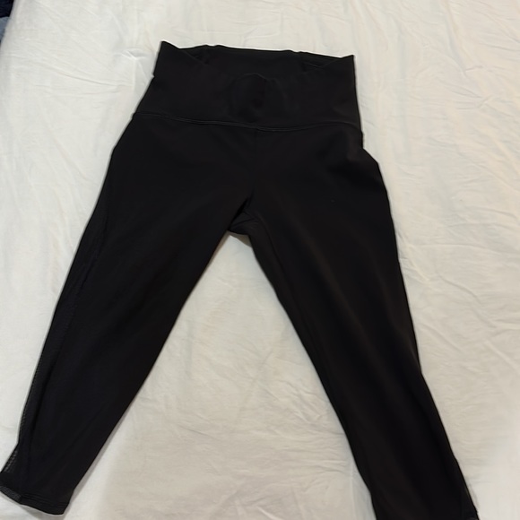Lululemon black Wunder Train High-Rise Crop 21" with mesh lower sides. Size 6 - Picture 2 of 2